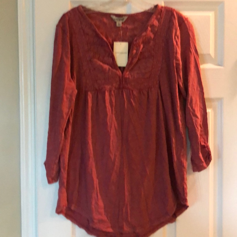 Cute sienna top with crochet trim, very soft